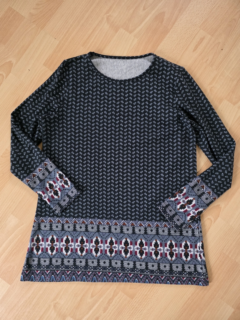 Women's Black Patterned Long-Sleeve Top with Border Print